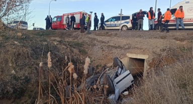 Otomobil sulama kanalına devrildi