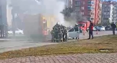 Otomobilin motor kısmında yangın