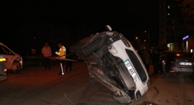 Otomobiliyle park halindeki araçlara çarptı