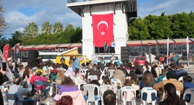 Pazar yerinde konser verdi