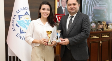 Estonya’da çifte zafer