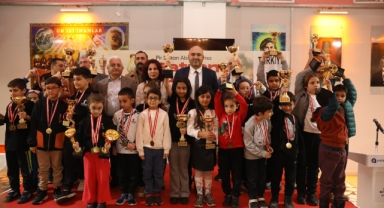 Satranç Turnuvası'nda şampiyonlar ödüllerini aldı