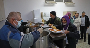 Evsizlere sıcak yuva ve yemek