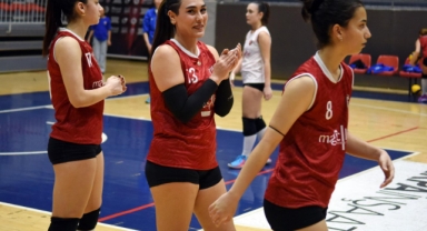 Takım arkadaşlarına ablalık yapıyor