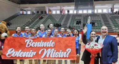Voleybol maçında evlilik teklifi