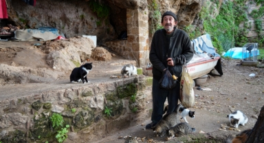 Yaşamını mağarada sürdürüyor