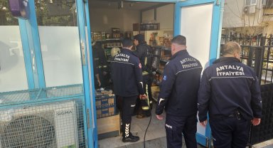 Zincir market deposu yandı
