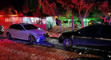 Alkollü sürücü park halindeki araçlara çarptı