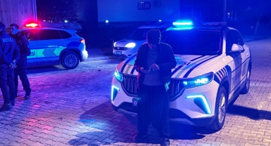 Alkollü sürücü polis aracına çarptı