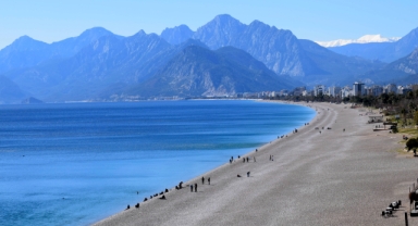 Antalya'da güneşe rağmen sahil boş kaldı