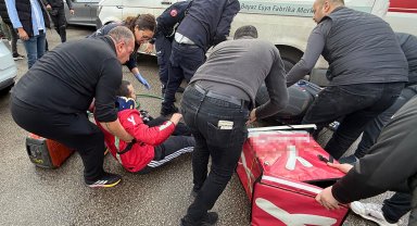 Islak zeminde kayınca ticari aracın altına girdi