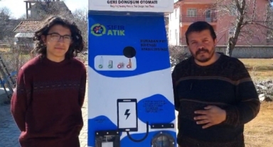 Baba-oğul geri dönüşümlü şarj otomatı yaptı