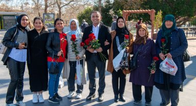Başkan Kara ve eşinden gül jesti