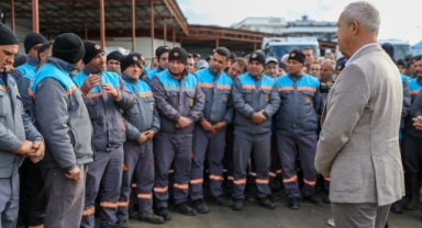Başkan Özçelik temizlik işçileriyle buluştu