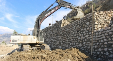 Büyükşehir heyelan yaşanan yollarda duvar örüyor