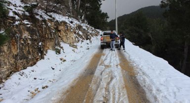 Buzlanan yollarda tuzlama çalışması