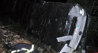 Feci kaza: Yolcu otobüsü uçurumdan yuvarlandı