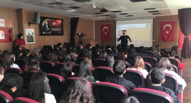 Gençler terörle mücadele konusunda bilgilendiriliyor
