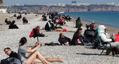 Güneşli havada sahil keyfi