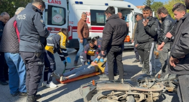 Hafif ticari araç motosikletle çarpıştı