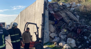 İstinat duvarına çarptı, hurdaya döndü