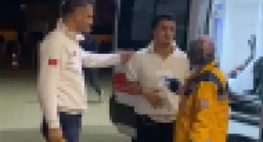 Kavgayı ayırmaya çalışırken bıçaklandı
