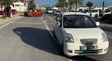 Manavgat'ta iki otomobil çarpıştı: 2 yaralı