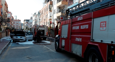 Marşa bastı, otomobil alev aldı