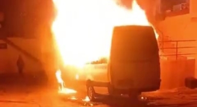 Minibüs alevlere teslim oldu