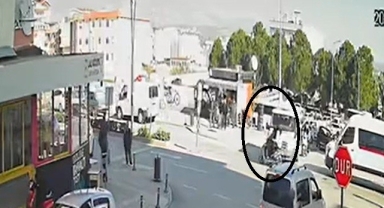 Motosiklet cenaze aracıyla çarpıştı