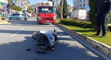 Motosiklete kamyonet çarptı: 2 yaralı