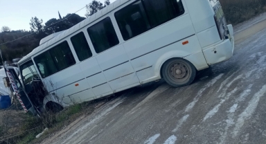 Okul servisi buzlu yolda kaydı