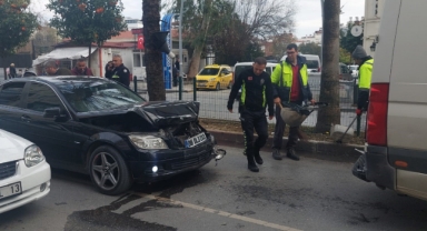 Otomobil okul servisine çarptı