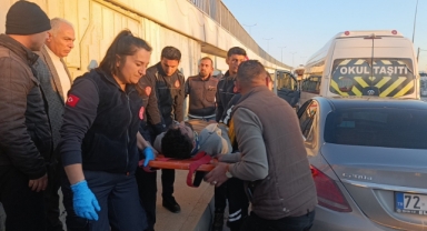 Otomobil sürücüsü araçta sıkıştı