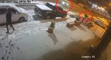 Otomobil, yaya ile kamyonete çarptı
