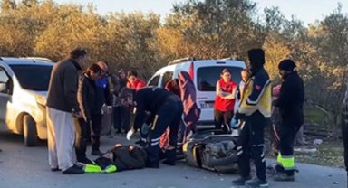 Otomobile çarptı... Motosiklet sürücüsü yaralandı
