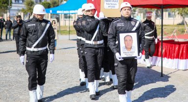 Polise törenle veda