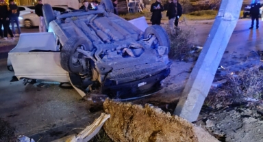 Refüje çıkan otomobil direğe çarptı
