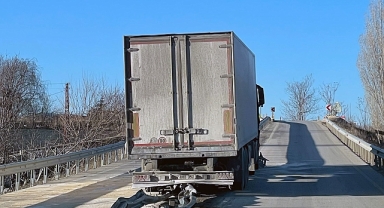 TIR bariyerleri ezdi