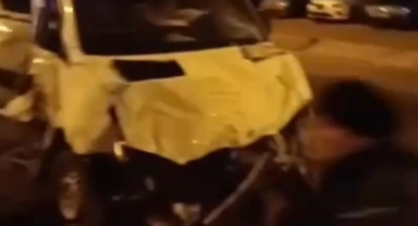 Tur minibüsü refüje çarptı