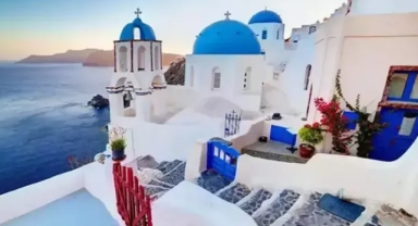 Yaklaşık 9 bin kişi Santorini Adası'nı terk etti