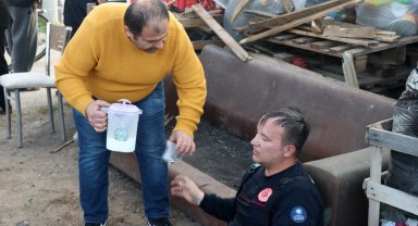 Yaralı itfaiye erine mahalleli yardım etti