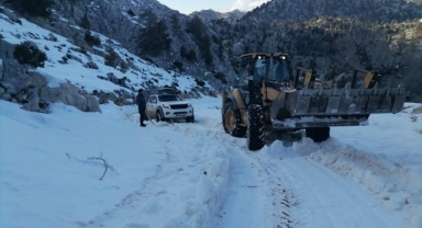 Yolda mahsur kalan 3 kişi kurtarıldı