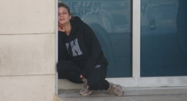 Acılı anne ayakta durmakta güçlük çekti