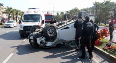 Ağaca çarpıp takla attı