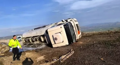 Akaryakıt tankeri devrildi