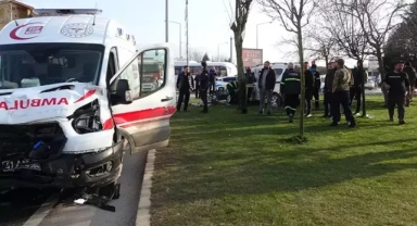 Ambulans ile hafif ticari araç çarpıştı: 5 yaralı