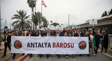 Antalya Barosu'ndan 'Adalet İçin El Ele' yürüyüşü