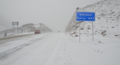 Antalya-Konya kara yolu beyaza büründü