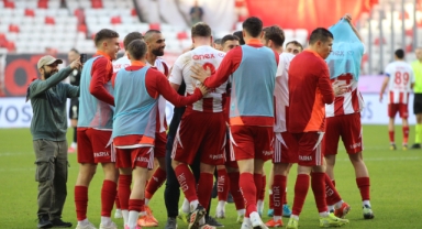 Antalyaspor uçurumdan döndü: 90+8'de gelen üç puan